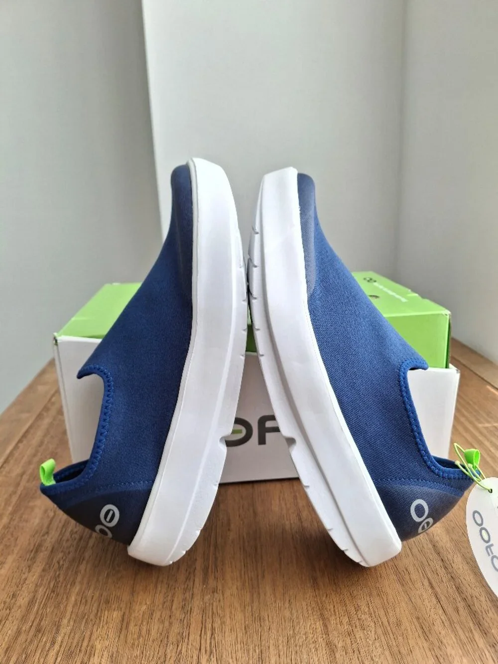 (New) OOFOS – OOmg eeZee Low Recovery Shoes (Navy) – Women's 8